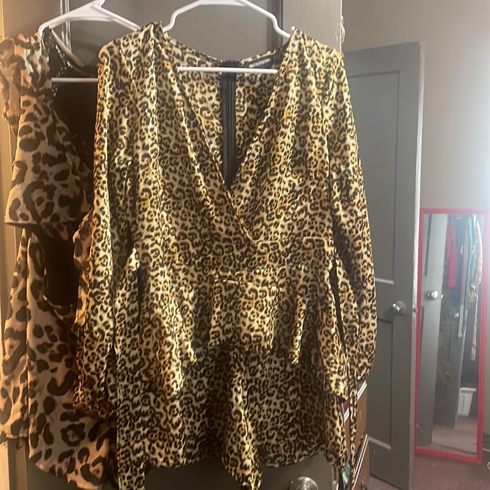 Pretty little things-romper size 6